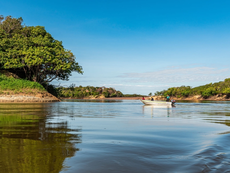 Extracting energy from rivers and lakes in a sustainable way